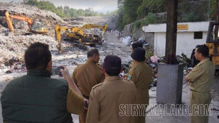 Untuk memenuhi tuntutan warga sekitar Tempat Pembuangan Akhir (TPA) Desa Tlekung Kecamatan Junrejo dalam pengelolaan sampah, Pj Wali Kota Batu, Aries Agung Paewai, mulai berkantor di TPA Tlekung, Senin (31/7/2023).
Pada hari pertama, ia bersama Kepala Dinas Lingkungan Hidup, Aries Setiawan, Kepala Dinas Sosial, Ririk Mashuri, Sekretaris Dinas LH, Parman, yang juga sebagai Ketua BPD Tlekung, dan Kepala Desa Tlekung, Mardi.