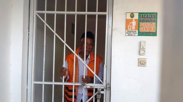 Terdakwa, ZA berada di ruang tahanan pria Pengadilan Negeri (PN) Tegal Kelas IA seusai sidang