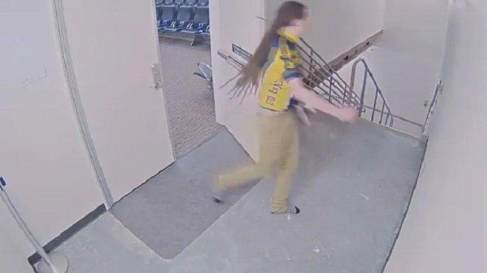 Terekam CCTV bandara, Effinger lewat tangga sebelum masuk ke dalam mesin pesawat