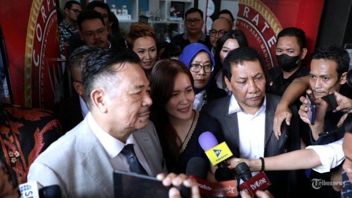 Terpidana kasus pembunuhan berencana 'kopi sianida', Jessica Kumala Wongso keluar usai mengurus adminstrasi wajib lapor di Balai Pemasyarakatan Kelas I Jakarta Timur, Minggu (18/8/2024). Direktorat Jenderal Pemasyarakatan (Ditjen PAS) Kementerian Hukum dan Hak Asasi Manusia (Kemenkumham) RI menyatakan bahwa terpidana kasus pembunuhan Wayan Mirna Salihin, Jessica Kumala Wongso bebas bersyarat terhitung mulai Minggu, 18 Agustus 2024. TR8BUNNEWS/IRWAN RISMAWAN (TRIBUNNEWS/IRWAN RISMAWAN)