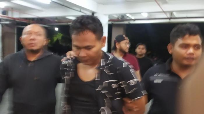 Tersangka RTH saat digelandang ke Gedung Ditreskrimum Mapolda Jatim, Minggu (26/1/2025) malam.