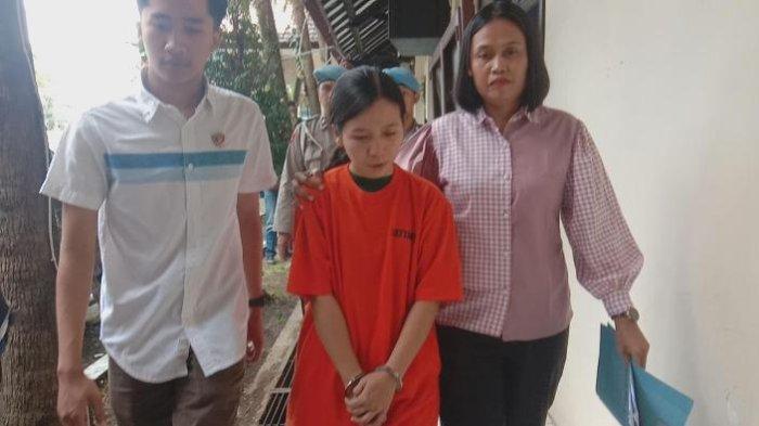Tersangka penganiaya anak selebgram, IPS alias Indah (27), saat digelandang di Polresta Malang Kota, Sabtu (30/3/2024).