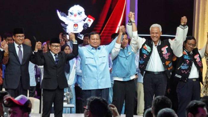 Tiga pasangan Capres-Cawapres bergandengan tangan di panggung di sesi akhir debat putaran ke-5