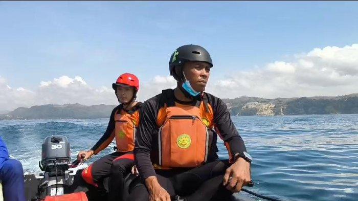 Tim SAR mencari korban hilang Pantai Kedung Tumpang Tulungagung.