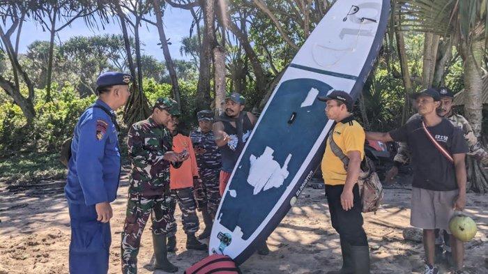 Tim SAR temukan paddle board yang diduga digunakan korban mahasiswa asing yang terseret ombak , Selasa (11/7/2023)