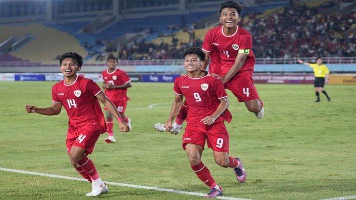 Selebrasi pemain Timnas Indonesia U-16 di laga awal Piala AFF U-16 2024. Mereka harus berjuang untuk meraih kemenangan dari Laos di laga terakhir Grup A agar bisa lolos otomatis