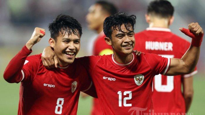 Pemain Timnas Indonesia U-23 Witan Sulaeman dan Pratama Arhan