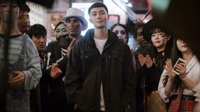 Potret scene pesta Halloween di drama Korea Itaewon Class.