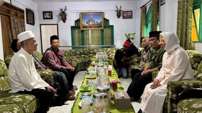 Calon Gubernur Jawa Timur Tri Rismaharini bertemu dengan Prof Dr KH Abdul Ghofur sekaligus pengasuh Ponpes Sunan Drajat di Dusun Banjaranyar, Desa Banjaranyar, Kecamatan Paciran, Kabupaten Lamongan, Selasa (26/11/2024).