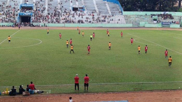 Uji coba Arema FC vs NZR Sumbersari FC di Stadion Gajayana, Kota Malang, Sabtu (6/7/2024).