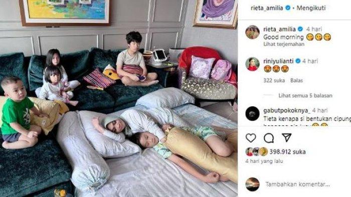 Unggahan Rieta Amilia tidur di kasur bareng cucu-cucunya