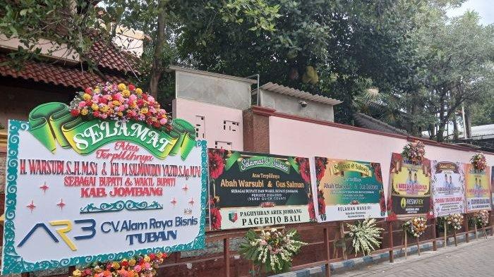 Karangan Bunga Ucapan selamat di Sepanjang Jalan Menuju hingga Rumah cabup Warsubi,Kamis (28/11/2024). PasanganWarsubi-Gus Salman menumbangkan pasangan petahana Mundjidah-Sumrambah versi Hasil Quick Count Pilkada Jombang.