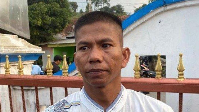 Usman Sugalih (41) salah satu pekerja tambang yang selamat dan juga paman dari salah satu korban yang tertimbun di lubang tambang emas ilegal di Banyumas, Jawa Tengah, Rabu (2/8/2023).
