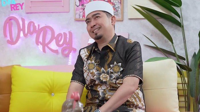 Ustaz Solmed saat ngobrol dengan Rey Utami