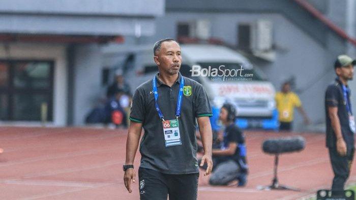 Uston Nawawi pengganti sementara Paul Munster saat Persebaya lawan Arema FC