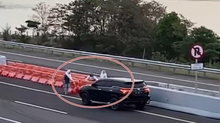 Video Emak-emak Naik Fortuner Nekat Putar Balik di Jalan Tol