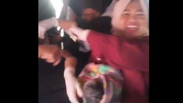 Video amatir ibu hamil melahirkan di speed boat 1