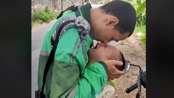Viral Driver Ojol Gendong Anak Saat Cari Orderan, Pilu Anaknya Kejang Tak Punya Biaya Berobat