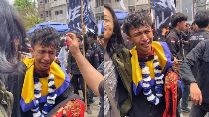 Viral Tangis Histeris Mahasiswa Lulus Setelah 7 Tahun Kuliah, Jurusan Teknik Universitas Lampung