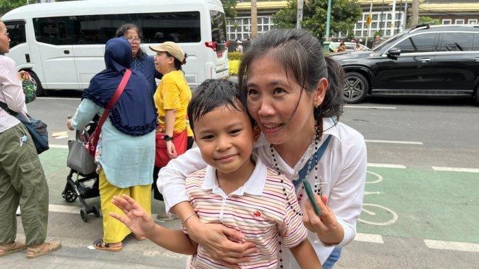 Vivi (41), tak kuasa menahan haru saat anaknya, Adit (7) mendapat berkat dari Paus Fransiskus.