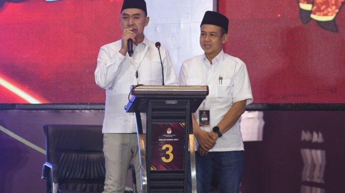 Pasangan Calon Wali Kota dan Wakil Wali Kota Malang nomor urut 3 M Anton-Dimyati Ayatulloh saat mengikuti debat publik kedua pada Pilkada 2024 Kota Malang di Hotel Grand Mercure Kota Malang, Jawa Timur, Sabtu (9/11/2024). Tema debat publik kedua yakni ‘meningkatkan pelayanan kepada masyarakat dan menyelesaikan persoalan daerah'.