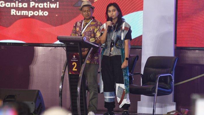Pasangan Calon Wali Kota dan Wakil Wali Kota Malang nomor urut 2 Hery Cahyono-Ganisa Rumpoko saat mengikuti debat publik kedua pada Pilkada 2024 Kota Malang di Hotel Grand Mercure Kota Malang, Jawa Timur, Sabtu (9/11/2024). Tema debat publik kedua yakni ‘meningkatkan pelayanan kepada masyarakat dan menyelesaikan persoalan daerah'.