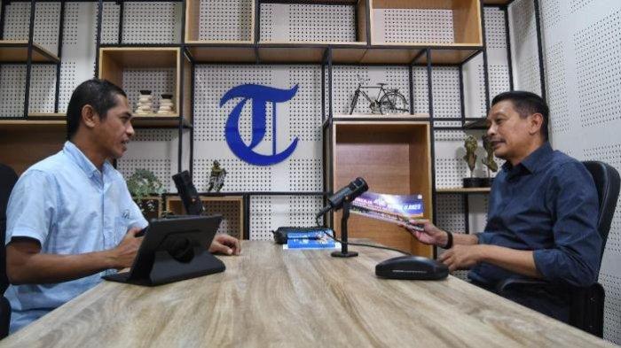 Wahyu Hidayat (kanan) saat melakukan talk show bersama Pimpinan Surya Malang, Iksan Fauzi, di Kantor Tribun Jatim Network, Kota Malang, (20/8/2024).