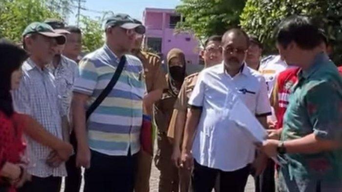 Wakil Wali Kota Surabaya Armuji saat menjadi mediator konflik yang terjadi antara warga setempat dengan pihak SMP Swasta yang menolak bayar iuran Rp 104 juta. (Kompas.com)