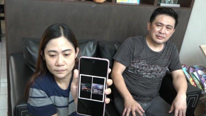 Wandharto dan Ira Maria, orang tua EN siswa SMA Kristen Gloria 2 Surabaya, yang dipaksa bersujud dan menggonggong oleh Ivan Sugianto menunjukkan riwayat chat anaknya dengan AL.