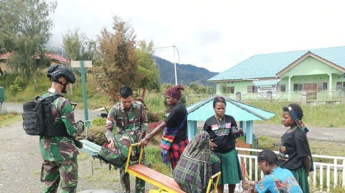 Warga Kampung Mamba, Distrik Sugapa, Kabupaten Intan Jaya mendatangi Pos TNI