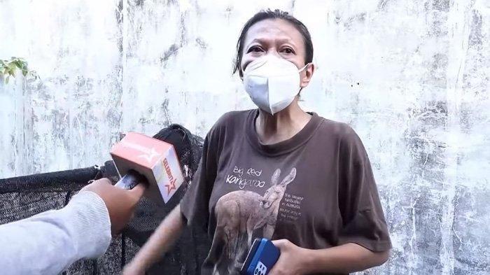 Warga Pejaten memprotes Ayu Dewi gara-gara pembangunan rumahnya mangkrak bertahun-tahun