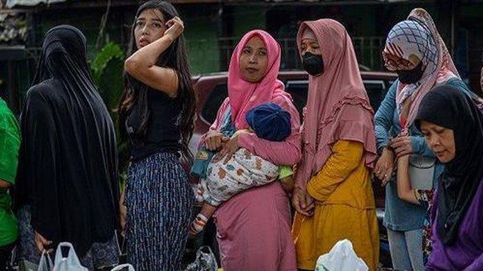 Warga antre untuk membeli beras medium saat operasi pasar murah di Taman Film, Bandung, Jawa Barat