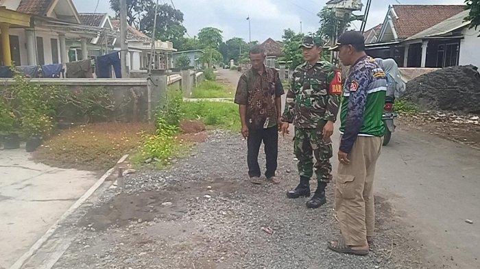 Warga dan Babinsa menunjukan TKP ayah dibunuh anaknya di Jember.