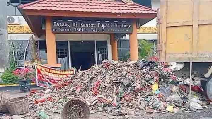 Warga kirim 4 truk sampah ke depan kantor DPRD dan Bupati Sintang