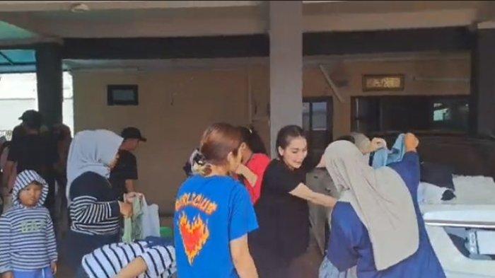 Warga ramai mengunjungi bazar baju bekas Ayu Ting Ting