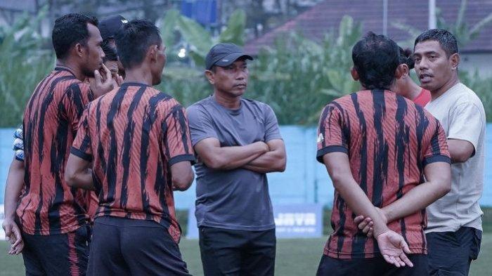 Widodo Cahyono Putro (tengah), pelatih Arema FC yang baru di lanjutan Liga 1 2023.
