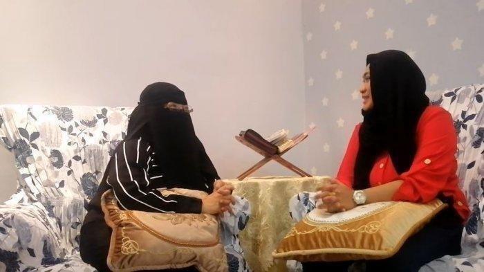 YouTuber Fitria Denafa saat berbincang dengan satu di antara TKW Arab Saudi. Inilah kisah TKW bernama Mariam jadi tukang pijit di Arab Saudi, kini padi pengusaha sukses di Indonesia.