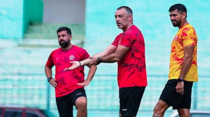 Pelatih Arema FC, Ze Gomes saat memimpin para pemain Arema FC latihan di Stadion Gajayana Malang pada Minggu (5/1/2025).
