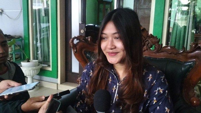 Zahro Qolbu, korban pemalakan ibu-ibu modus ngaku malaikat dan rasul menceritakan kronologis kejadian seorang ibu mengaku malaikat dan rasul mendatangi rumah warga di kawasan Pancoran Mas, Depok, Jawa Barat. Dalam video yang viral tersebut seorang ibu yang berpakaian serba putih terlihat menentang tas.