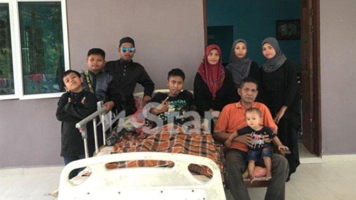 Zulkarnain dan keluarganya, lumpuh karena kecelakaan dan kini tetap jadi mekanik