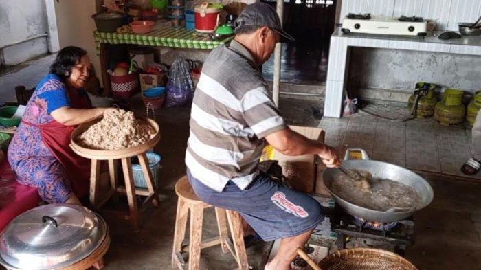 Proses pengolahan daging sapi menjadi abon yang dilakukan Pasutri Sarkamto (68) dan Mujiati (63) warga Dusun Prayan, Desa Sobontoro, Kecamatan Boyolangu, Tulungagung