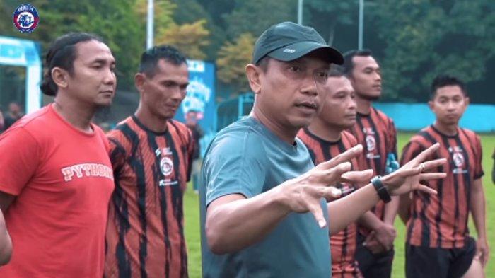Agung Prasetyo (Kiri) pelatih kiper baru Singo Edan saat mendampingi Widodo C Putro saat pertama kali memimpin tim Arema FC
