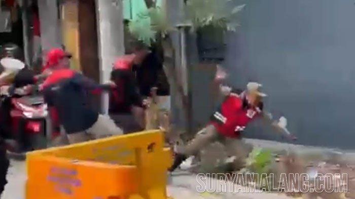 Potongan gambar aksi buruh menendang petugas Satpol PP Surabaya saat aksi buruh di Surabaya, Kamis (30/11/2023).