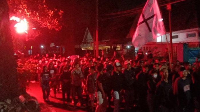 Aksi corteo Aremania yang dilakukan dalam menyambut HUT Arema ke-36 di Stadion Gajayana pada Kamis (10/8/2023) malam.