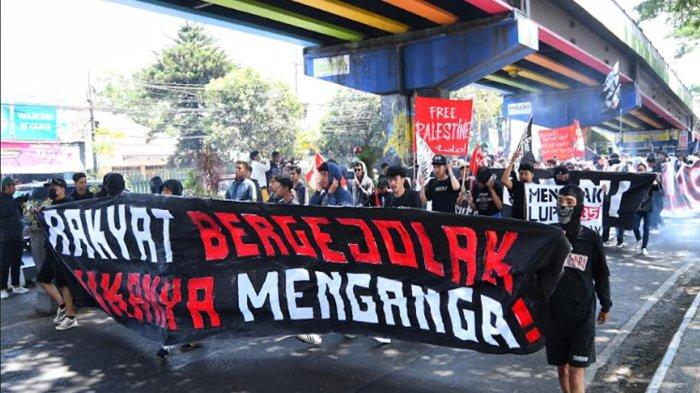 Ratusan massa suporter membawa poster dan spanduk berunjuk rasa saat sidang putusan terhadap 8 terdakwa perusakan kantor Arema FC di depan gedung Pengadilan Negeri Malang, Jawa Timur, Rabu (11/10/2023).