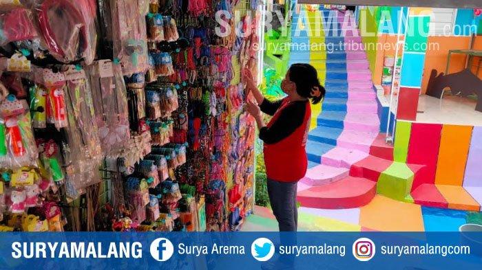 Alfa Warna Warni menata dagangan setelah Kampung Warna Warni Jodipan (KWJ) Kota Malang buka lagi untuk wisatawan, Jumat (4/9/2020).