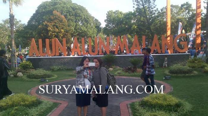 Warga berfoto selfie di depan tulisan Alun-alun Malang saat menyaksikan acara peresmian Alun-alun tersebut, Rabu (17/6/2015).