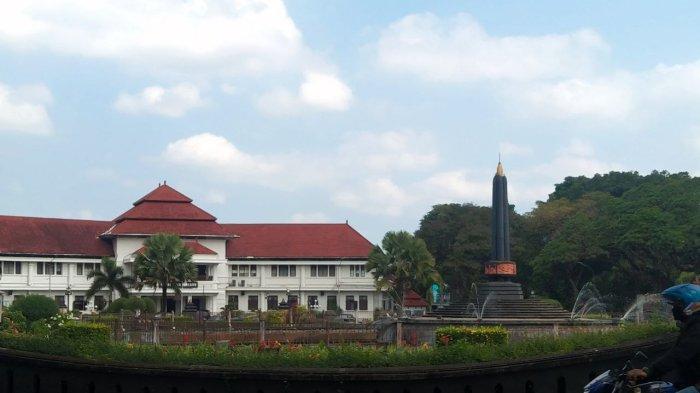 Alun-alun Tugu dengan latar belakang Balai Kota Malang sebagai pusat pemerintahan.