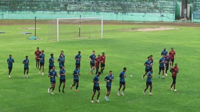 Tim Arema FC saat menjalani latihan di Stadion Gajayana Malang pada Selasa (2/4/2024).