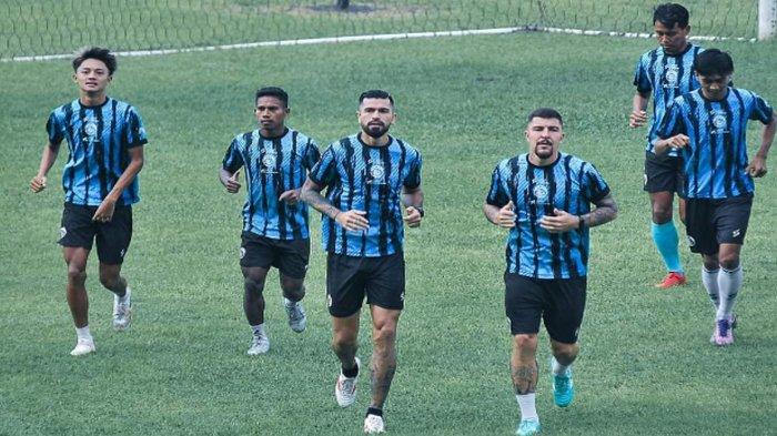 Para pemain Arema FC saat menjalani latihan di Stadion Gajayana Malang pada Selasa (2/4/2024).